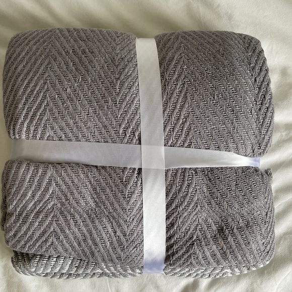 NWT - Set of 2 - Elegancia Throw Blankets - Set of 2 - Picture 2 of 2